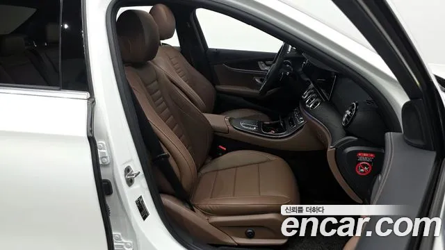 Mercedes-Benz E-Class 2023 — фото 11