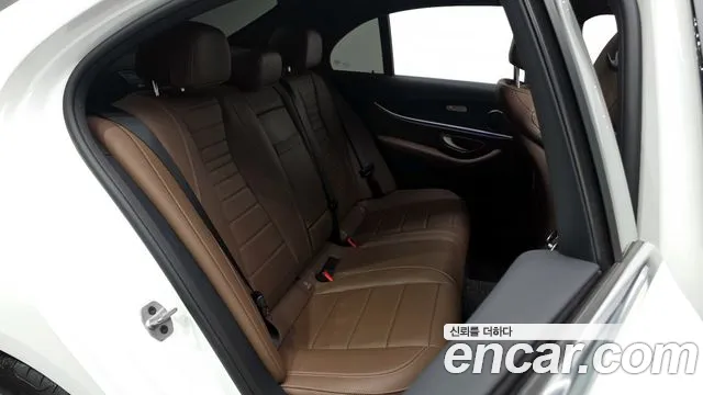 Mercedes-Benz E-Class 2023 — фото 12
