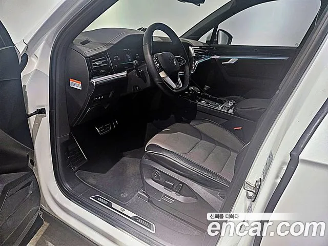 Volkswagen Touareg 2023 — фото 10