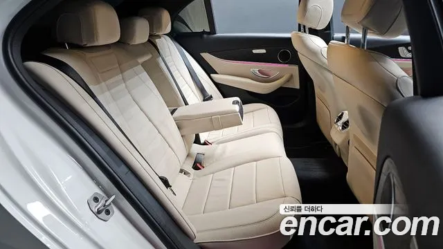 Mercedes-Benz E-Class 2023 — фото 12