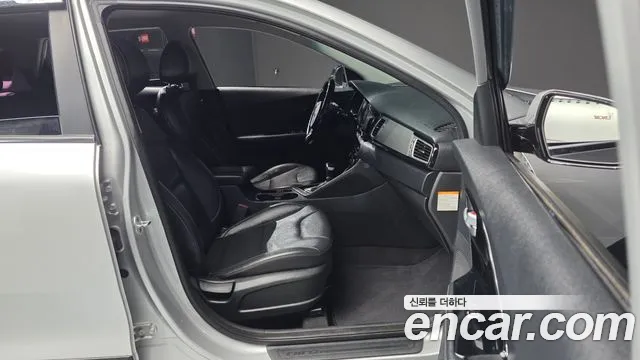 Kia Niro 2017 — фото 12