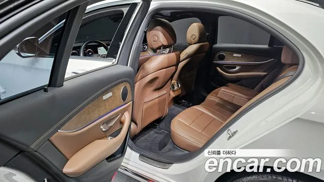 Mercedes-Benz E-Class 2022 — фото 11