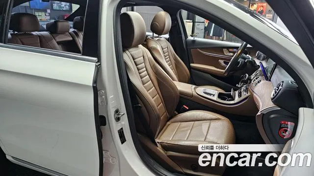 Mercedes-Benz E-Class 2022 — фото 12