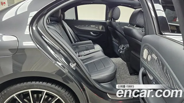 Mercedes-Benz E-Class 2023 — фото 12