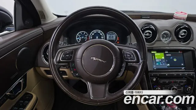 Jaguar XJ 2016 — фото 14
