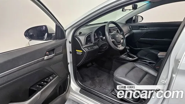 Hyundai AVANTE 2016 — фото 11