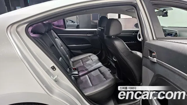 Hyundai AVANTE 2016 — фото 12