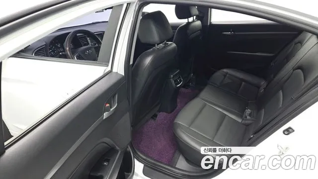 Hyundai AVANTE 2017 — фото 11