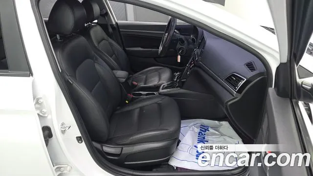 Hyundai AVANTE 2017 — фото 12