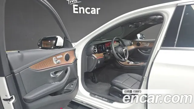 Mercedes-Benz E-Class 2023 — фото 10