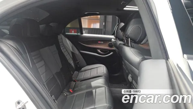 Mercedes-Benz E-Class 2023 — фото 12