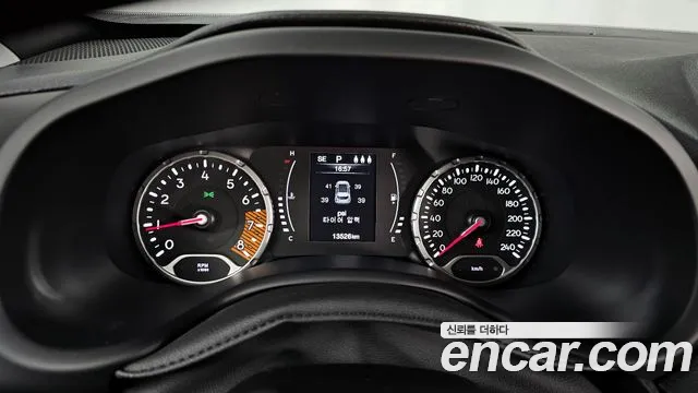 Jeep Renegade 2022 — фото 8