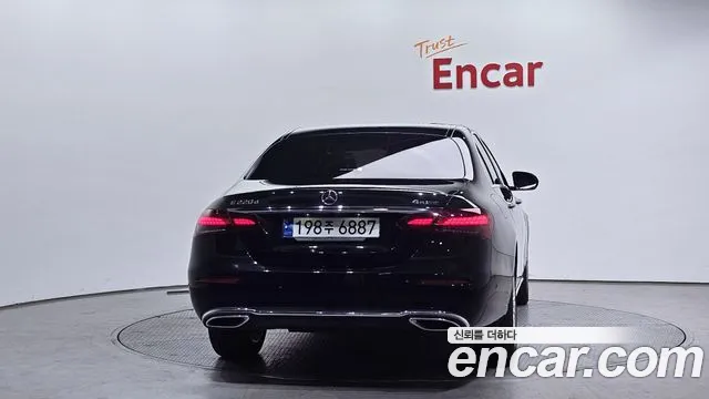 Mercedes-Benz E-Class 2023 — фото 4