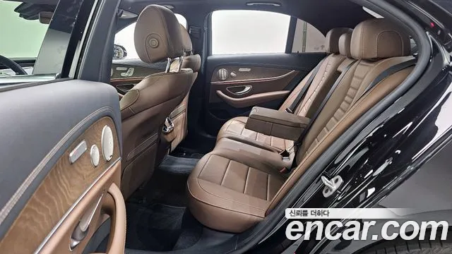 Mercedes-Benz E-Class 2023 — фото 12
