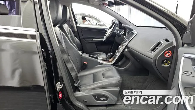 Volvo XC60 2017 — фото 11