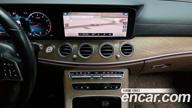 Mercedes-Benz E-Class 2021 — фото 15
