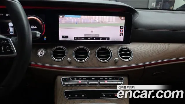 Mercedes-Benz E-Class 2021 — фото 16