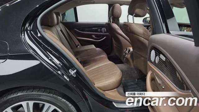 Mercedes-Benz E-Class 2019 — фото 12