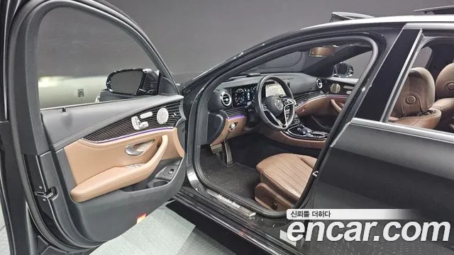 Mercedes-Benz E-Class 2023 — фото 10