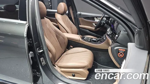 Mercedes-Benz E-Class 2023 — фото 11