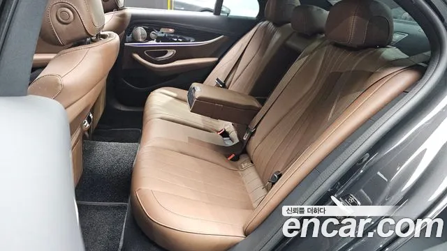 Mercedes-Benz E-Class 2023 — фото 12