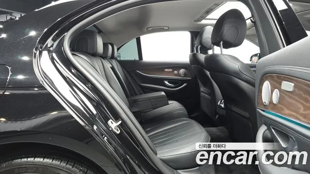 Mercedes-Benz E-Class 2020 — фото 16