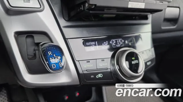 Toyota Prius 2015 — фото 9