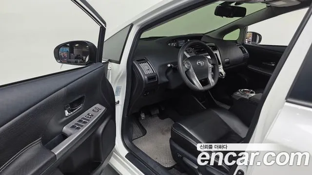 Toyota Prius 2015 — фото 10