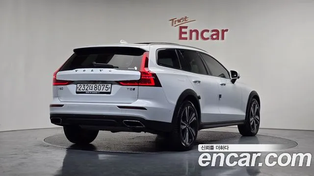 Volvo V60 2020 — фото 2