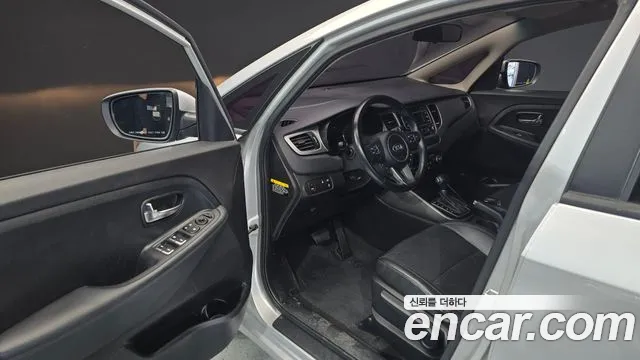 Kia Carens 2015 — фото 10