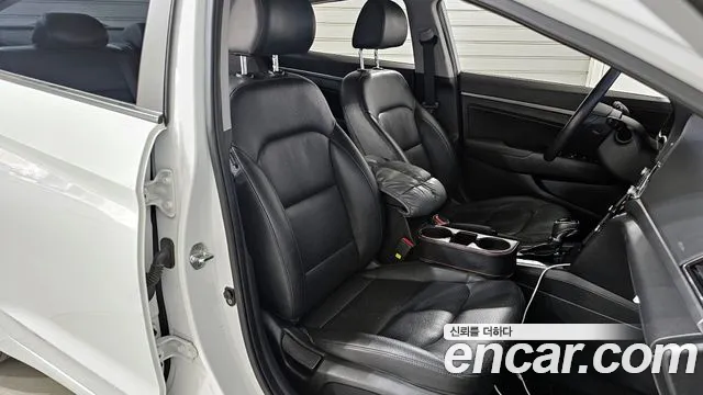 Hyundai AVANTE 2017 — фото 11