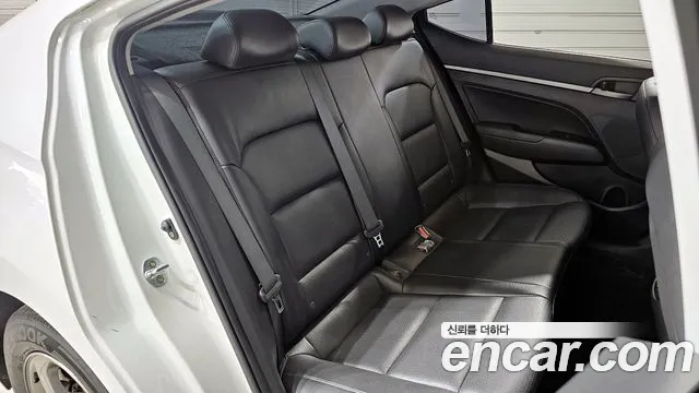 Hyundai AVANTE 2017 — фото 12