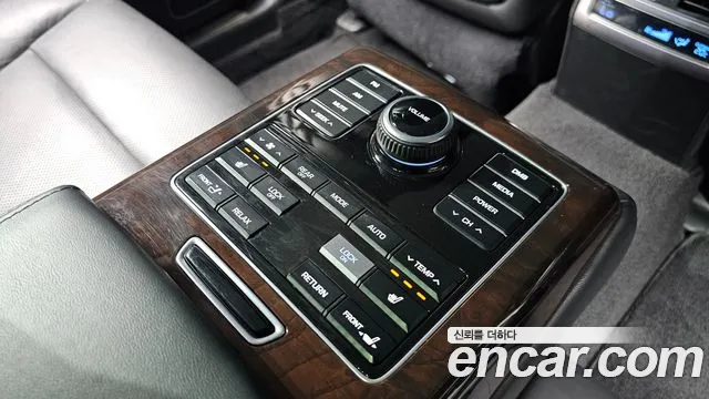 Hyundai Equus 2014 — фото 18