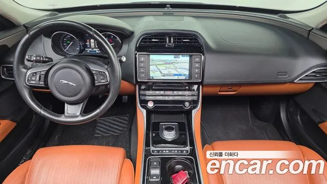 Jaguar XE 2016 — фото 7