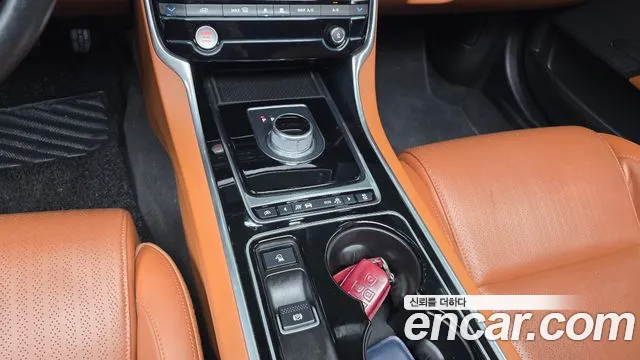 Jaguar XE 2016 — фото 9