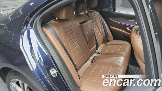 Mercedes-Benz E-Class 2022 — фото 12