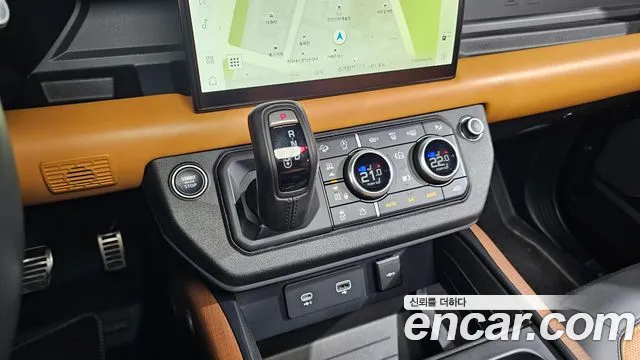 Land Rover Defender 2023 — фото 12