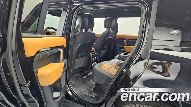 Land Rover Defender 2023 — фото 17
