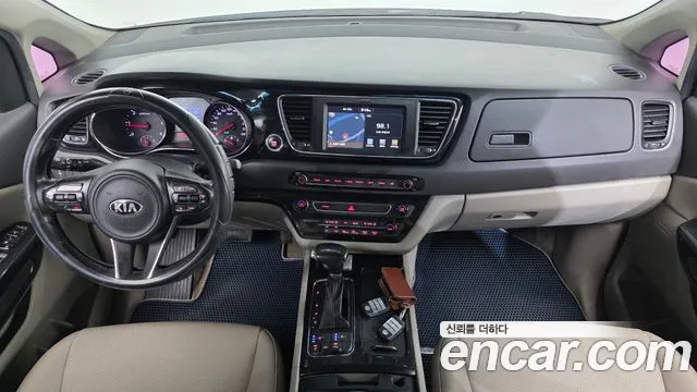 Kia Canival 2017 — фото 10