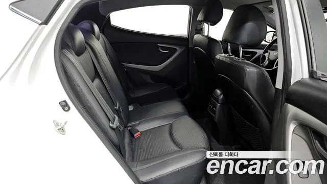 Hyundai AVANTE 2014 — фото 12