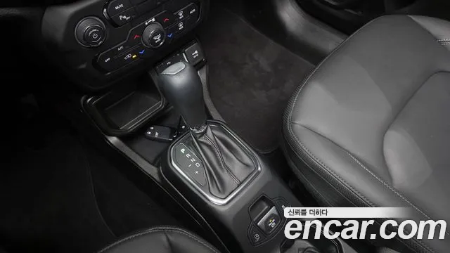 Jeep Renegade 2023 — фото 12