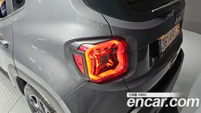 Jeep Renegade 2023 — фото 9