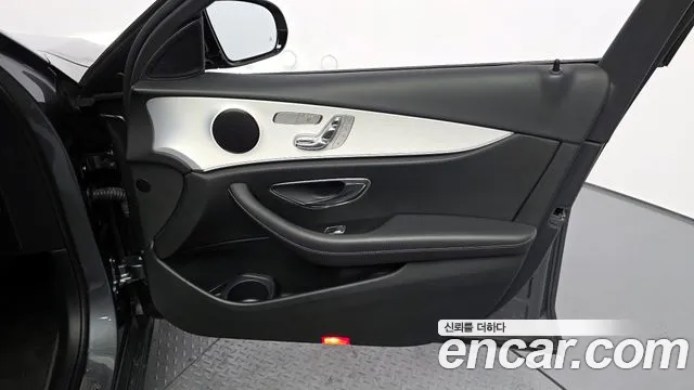 Mercedes-Benz E-Class 2021 — фото 15