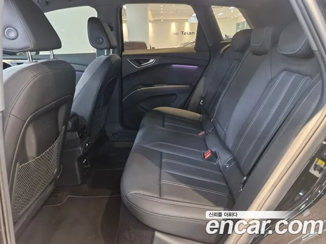 Audi Q4 e-tron 2023 — фото 11