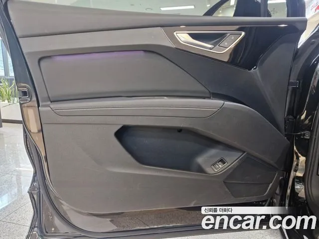 Audi Q4 e-tron 2023 — фото 12