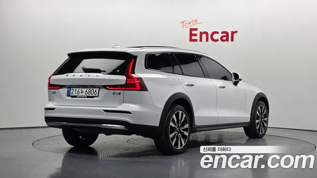 Volvo V60 2023 — фото 2