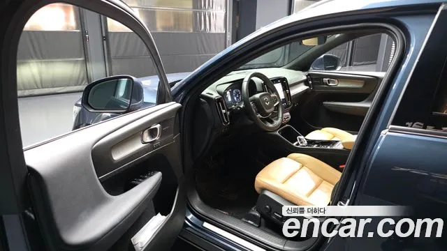 Volvo XC40 2021 — фото 10