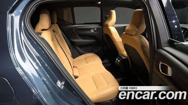 Volvo XC40 2021 — фото 12