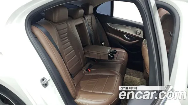 Mercedes-Benz E-Class 2019 — фото 18