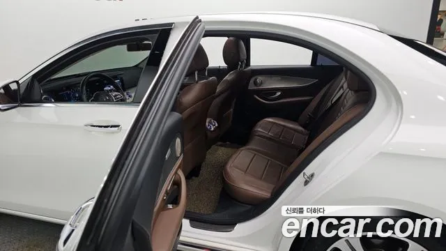 Mercedes-Benz E-Class 2019 — фото 19